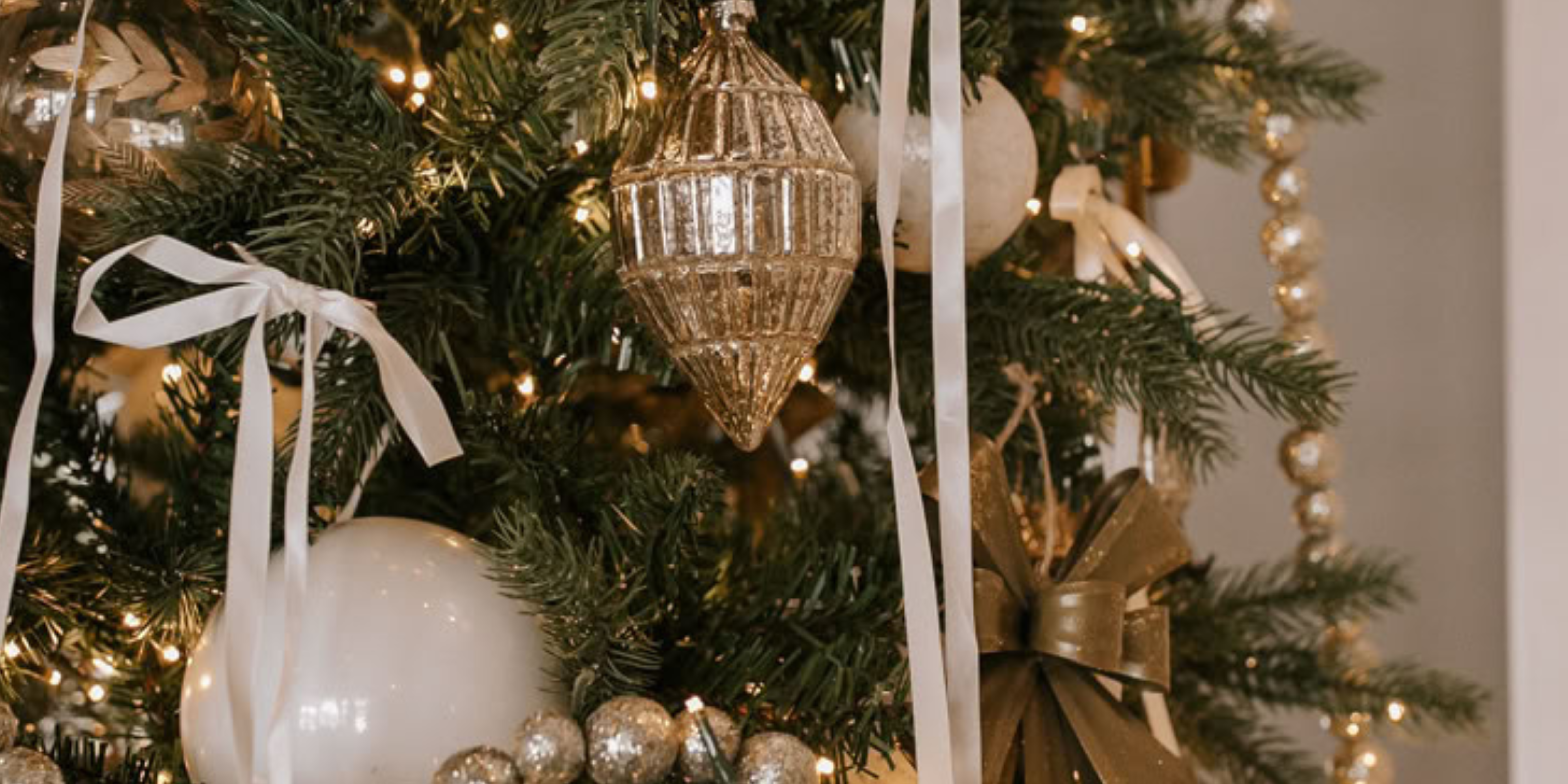 kerstpakket samenstellen www.kerstenkado.nl kerstpakket 2026 bestellen, kerstboom met kerstballen