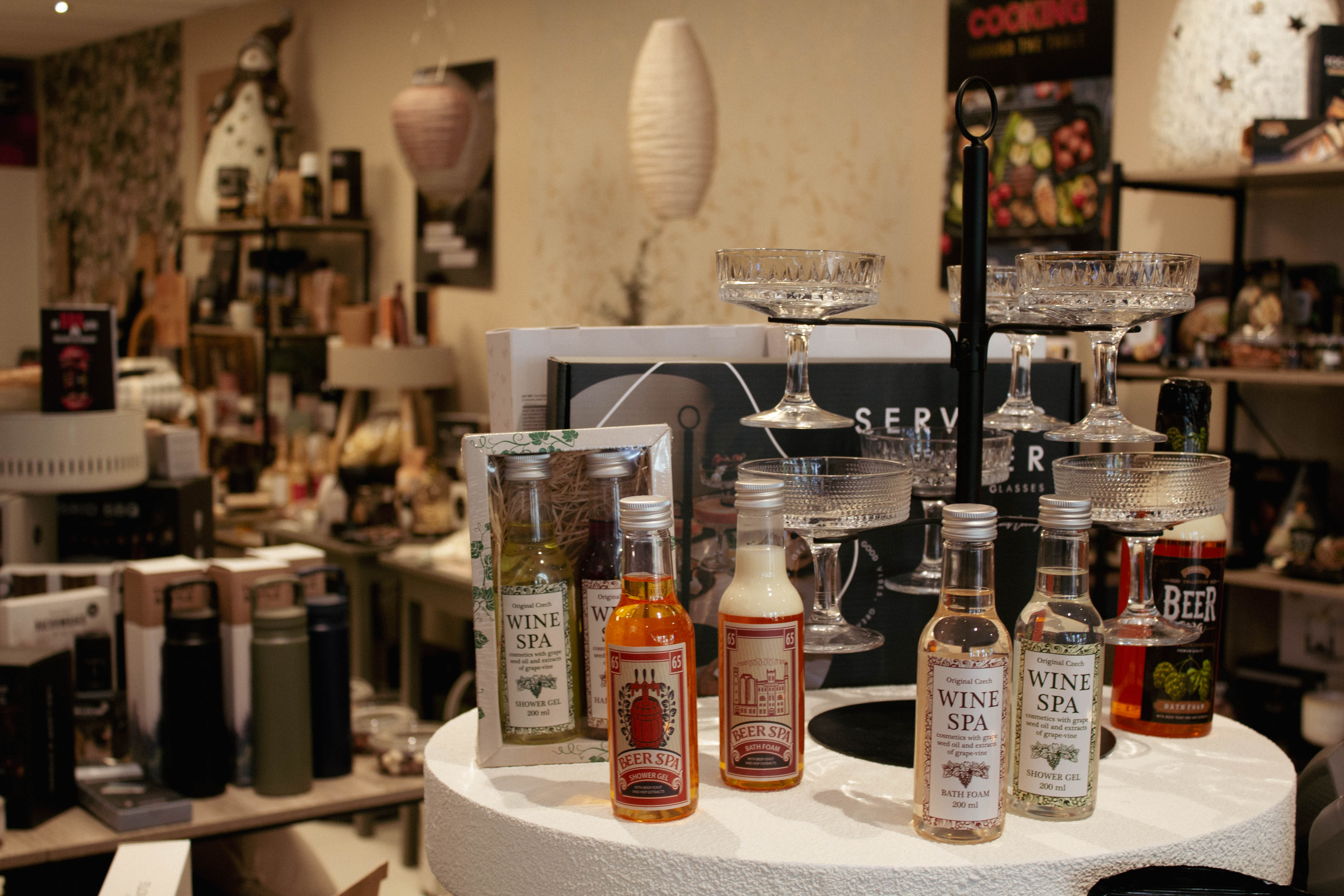 Artikelen voor in een kerstpakket die je zelf kunt samenstellen in de kerstpakketten showroom winkel in joure